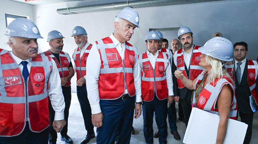 Bakan Ersoy'dan demokrasi vurgusu! Diyarbakır cezaevi k&uuml;lt&uuml;r ve sanat adası oluyor