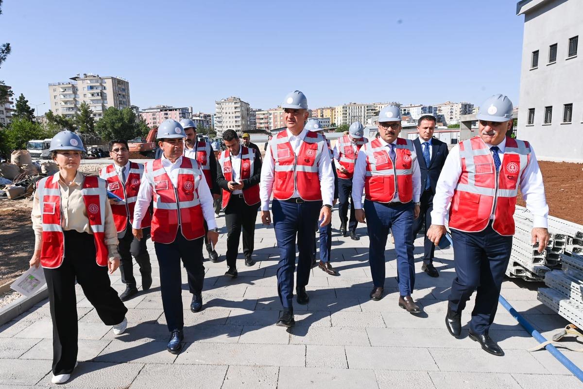 Bakan Ersoy dan demokrasi vurgusu! Diyarbakır cezaevi k&uuml;lt&uuml;r ve sanat adası oluyor 3