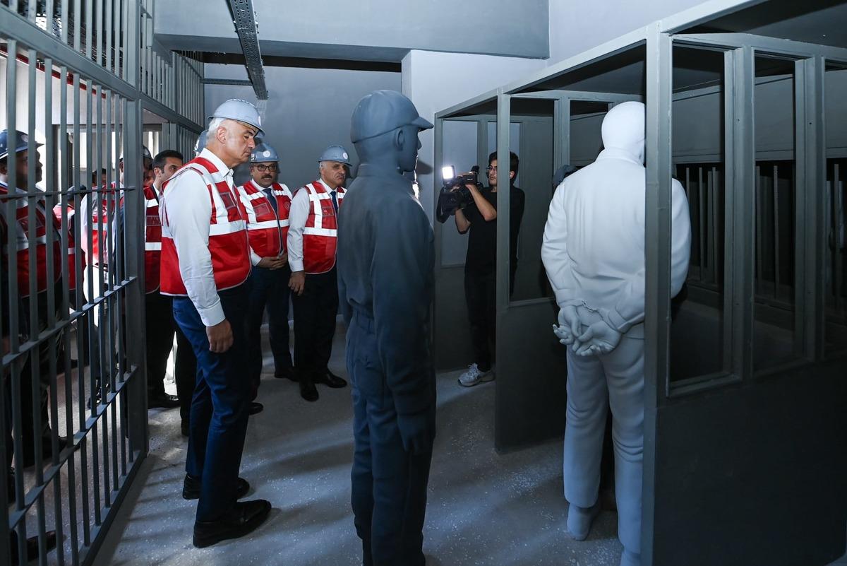 Bakan Ersoy dan demokrasi vurgusu! Diyarbakır cezaevi k&uuml;lt&uuml;r ve sanat adası oluyor 4
