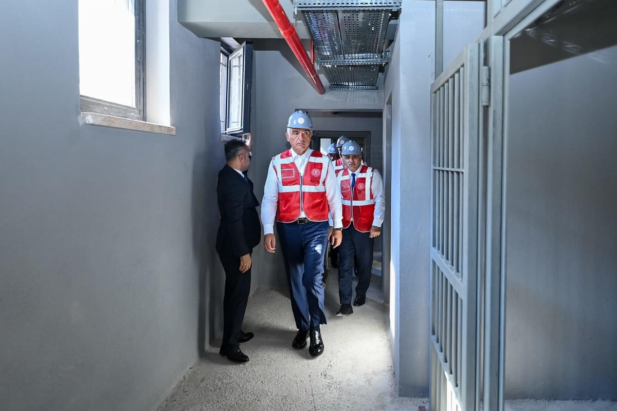Bakan Ersoy dan demokrasi vurgusu! Diyarbakır cezaevi k&uuml;lt&uuml;r ve sanat adası oluyor 5