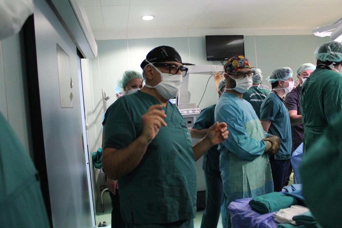 Türkiye de tarihi ilk! Anne karnındaki bebek ameliyat edildi 4