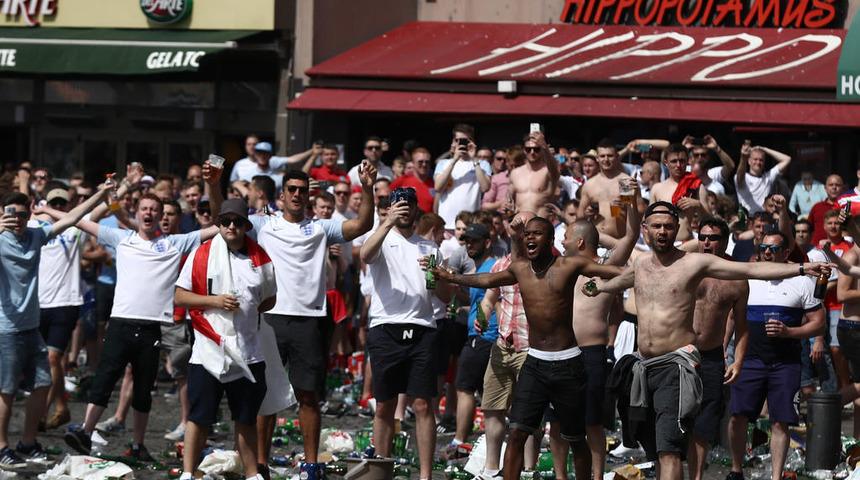 İngiltere, D&uuml;nya Kupası &ouml;ncesi 1254 holiganın pasaportuna el koydu!