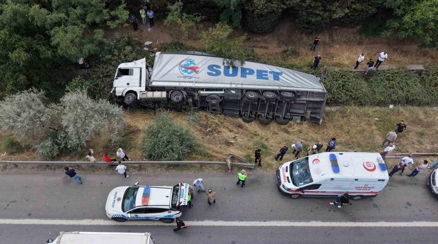Sultanbeyli&rsquo;de tır devrildi: 1 yaralı