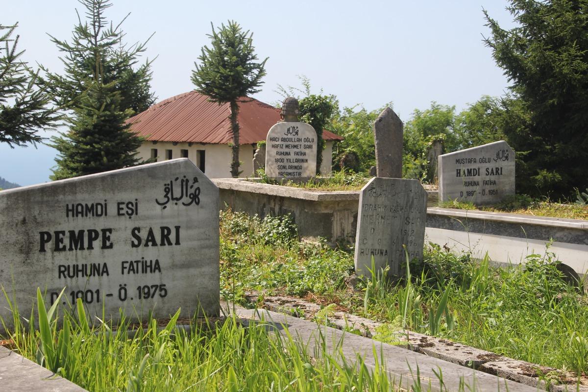 Karakola çağrılınca 5 kişi birden gidiyorlar! Mezar taşları bile aynı 2