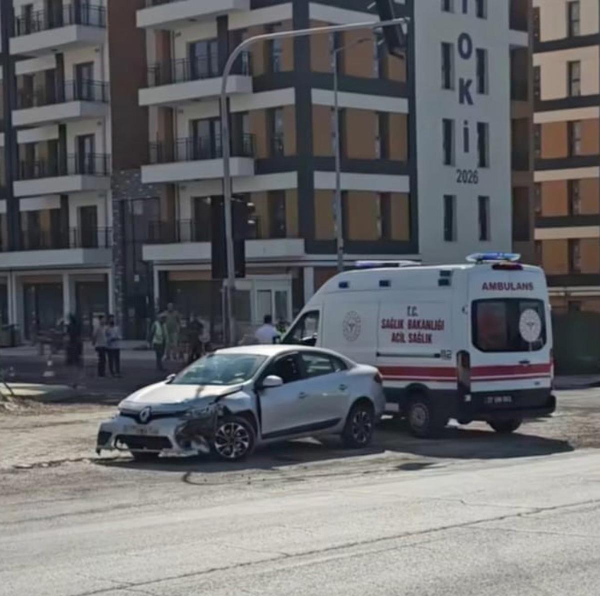 Gaziantep&rsquo;te iki otomobil &ccedil;arpıştı: Yaralılar var! 3