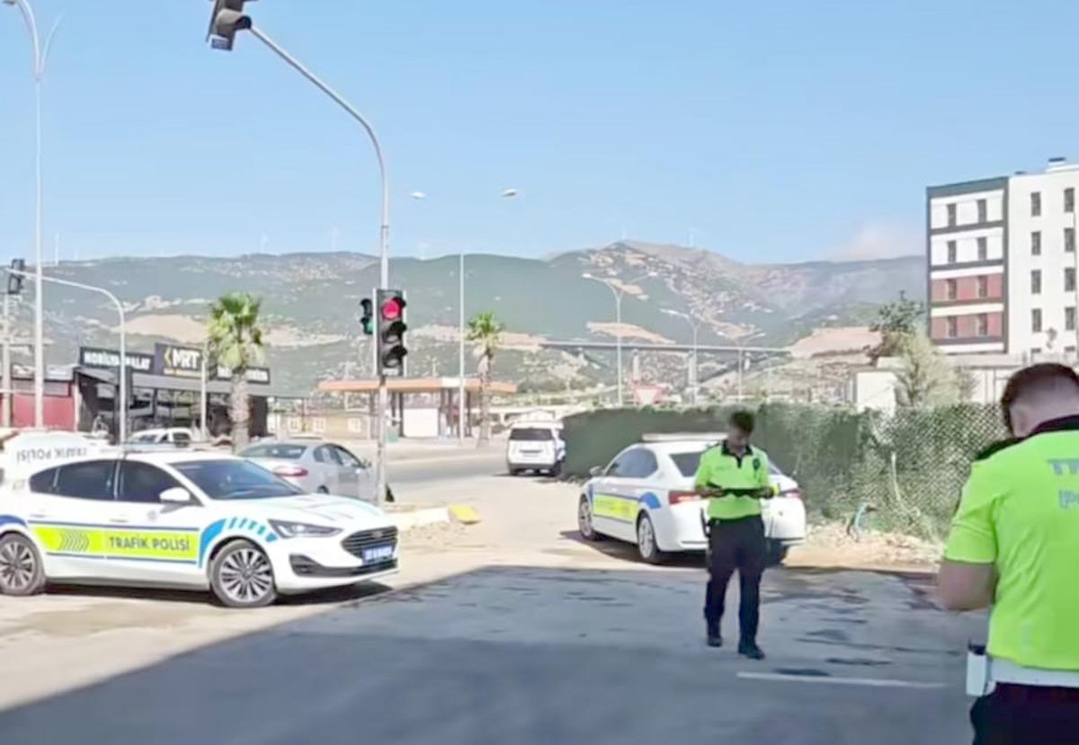 Gaziantep&rsquo;te iki otomobil &ccedil;arpıştı: Yaralılar var! 2