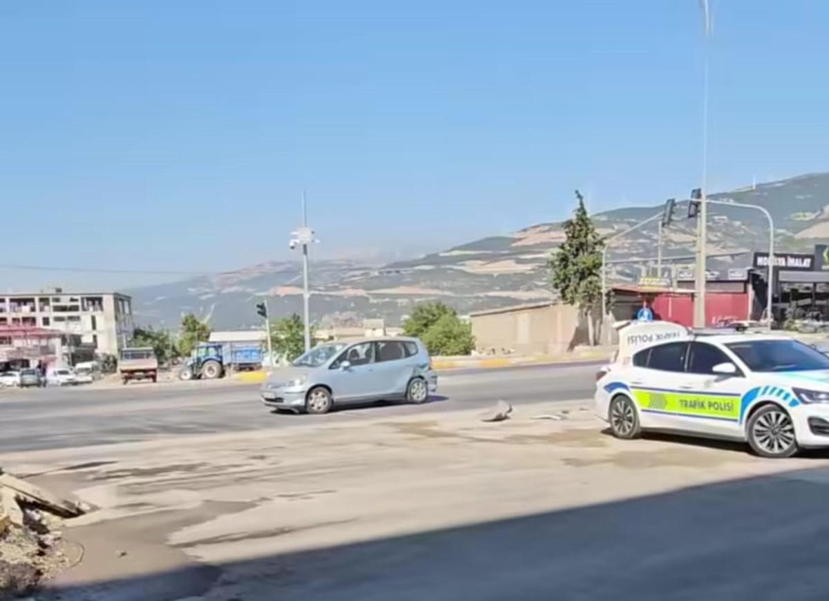 Gaziantep&rsquo;te iki otomobil &ccedil;arpıştı: Yaralılar var! 1