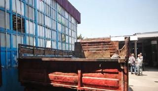 Hurda kasaları eğik şekilde taşıyan kamyonete ceza