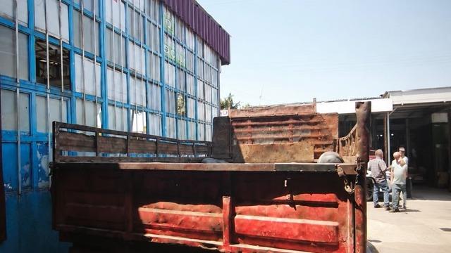 Hurda kasaları eğik şekilde taşıyan kamyonete ceza