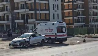 İki otomobil &ccedil;arpıştı: Yaralılar var!