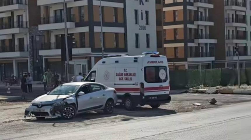 Gaziantep&rsquo;te iki otomobil &ccedil;arpıştı: Yaralılar var!