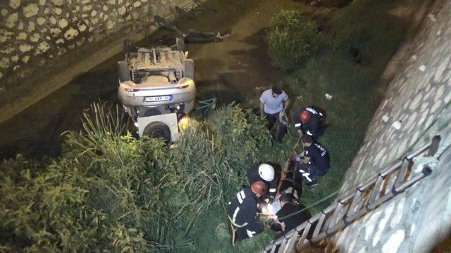 Bursa'da otomobil su kanalına uçtu: 2 yaralı