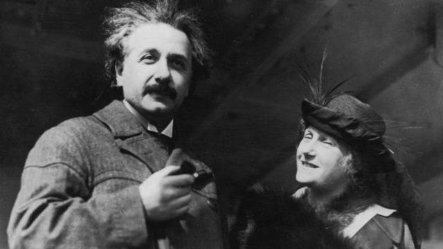 Seyahatlerde Einstein'a eşi Elsa eşlik etmişti.