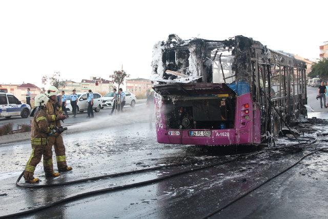 Gaziosmanpaşa'da halk otobüsü alev alev yandı