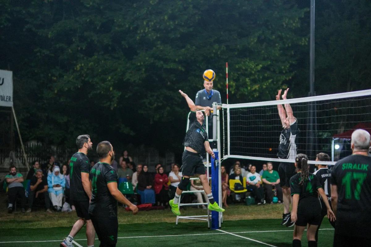 D&uuml;zce&rsquo;de 23 yıllık gelenek! K&ouml;ylerin voleybol buluşması yaz akşamlarına renk katıyor 1