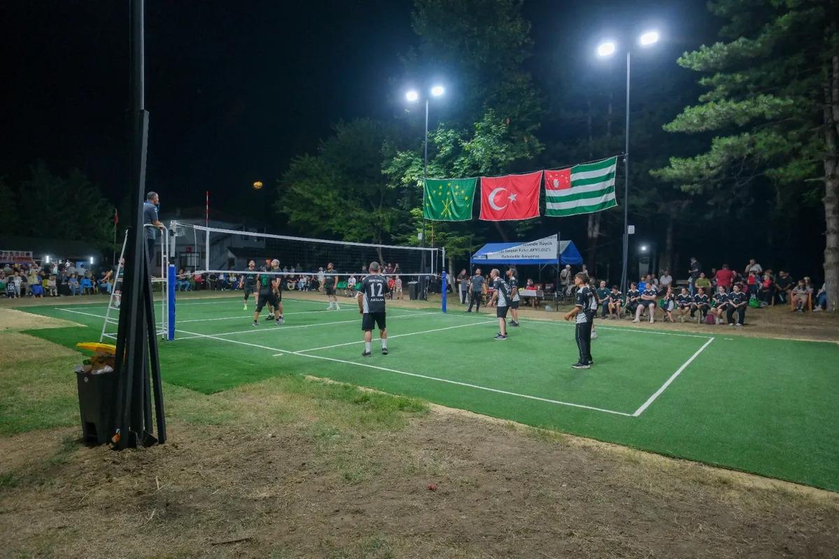 D&uuml;zce&rsquo;de 23 yıllık gelenek! K&ouml;ylerin voleybol buluşması yaz akşamlarına renk katıyor 4