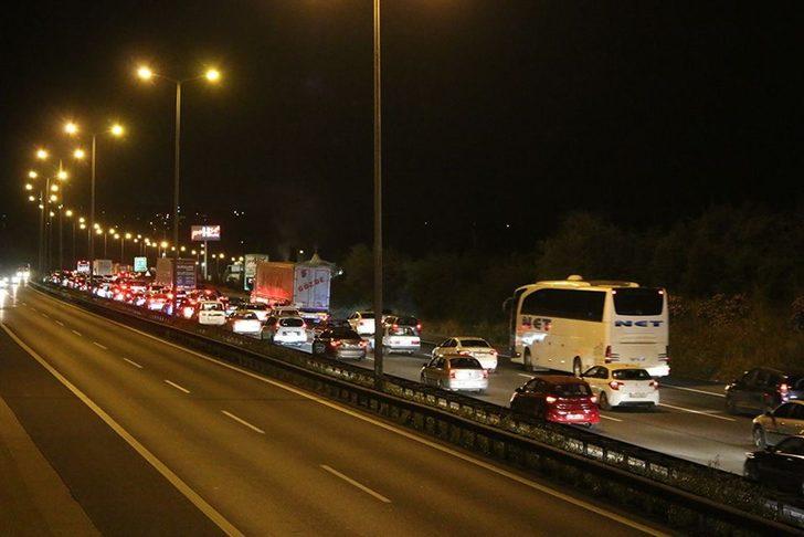 İstanbul çıkışında bayram trafiği  G1