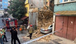 Beyoğlu&rsquo;nda 2 katlı metruk bina &ccedil;&ouml;kt&uuml;