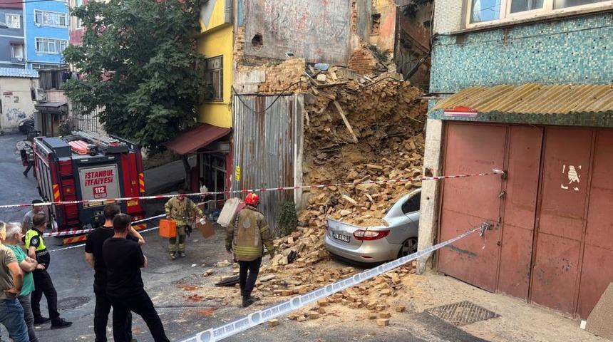 Beyoğlu&rsquo;nda 2 katlı metruk bina &ccedil;&ouml;kt&uuml;