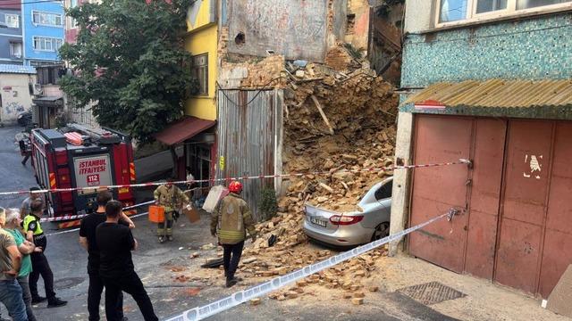 Beyoğlu’nda 2 katlı metruk bina çöktü
