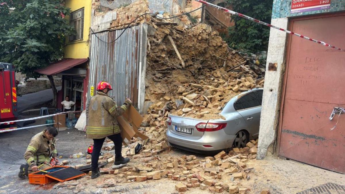 Beyoğlu’nda 2 katlı metruk bina çöktü 1