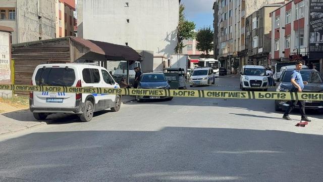 Esenyurt'ta kanlı pusu: 2 kişi silahla vuruldu