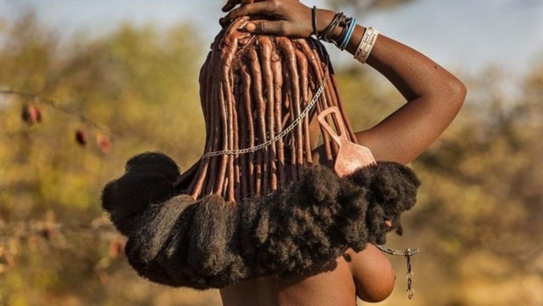 &Ccedil;ıplak kabilenin kızları erkeklerin ilgisini &ccedil;ekmek i&ccedil;in...