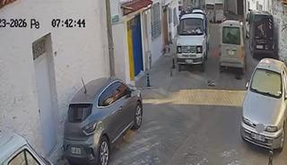 İki sokak kedisini ezdi, arkasına bile bakmadan uzaklaştı