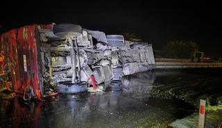 Mardin'de bitkisel yağ y&uuml;kl&uuml; kamyonet devrildi
