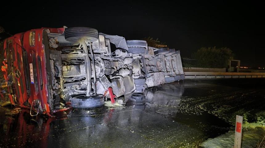 Mardin'de bitkisel yağ y&uuml;kl&uuml; kamyonet devrildi