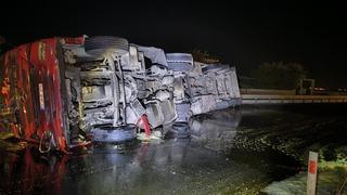 Mardin'de bitkisel yağ yüklü kamyonet devrildi