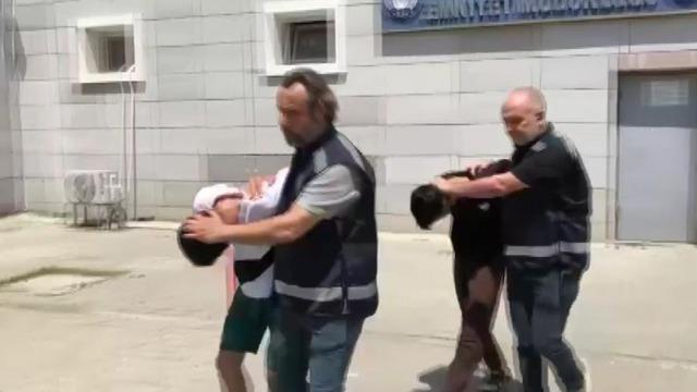Vatandaşlık vereceğiz yalanıyla aldıkları 175 gram altınla kaçan dolandırıcılar yakalandı