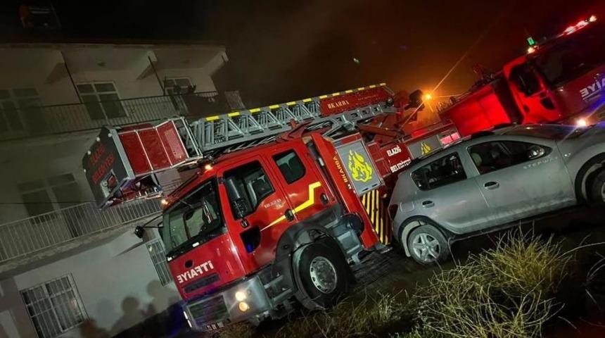 Elazığ'da 3 katlı binada &ccedil;ıkan yangın s&ouml;nd&uuml;r&uuml;ld&uuml;