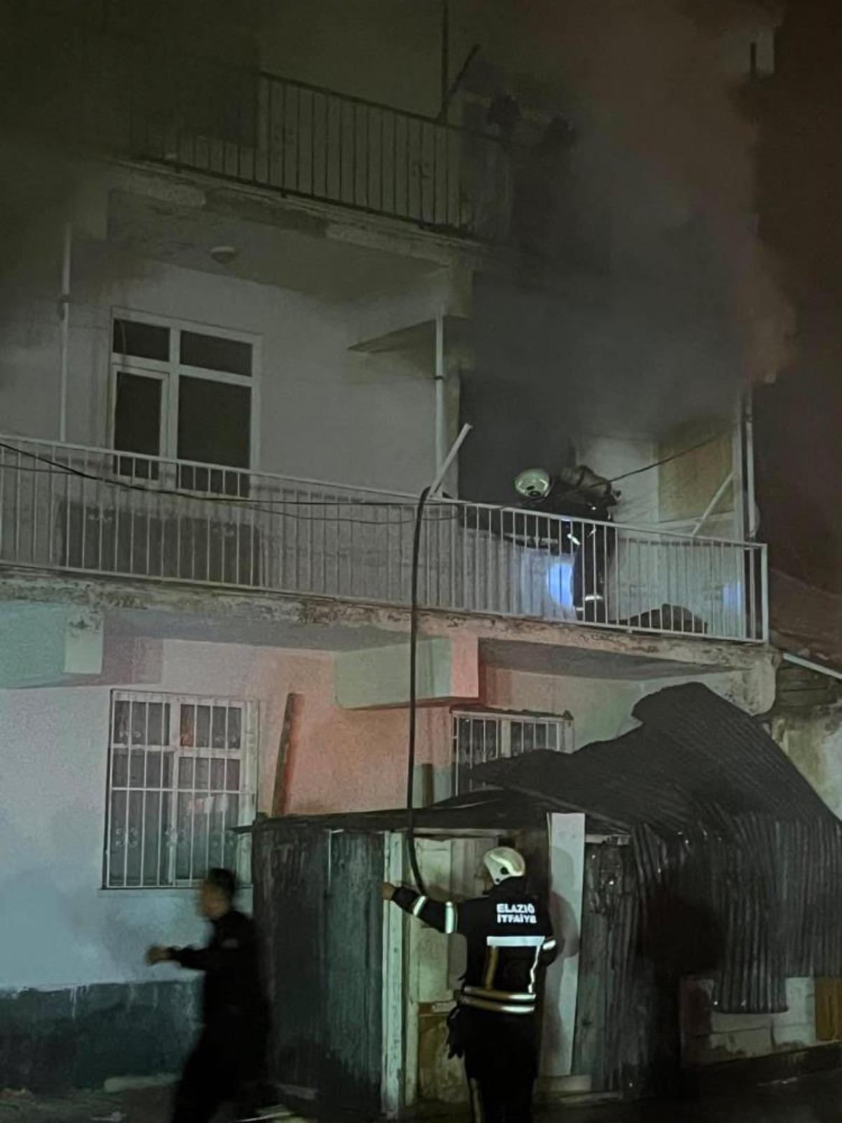 Elazığ da 3 katlı binada çıkan yangın söndürüldü 1