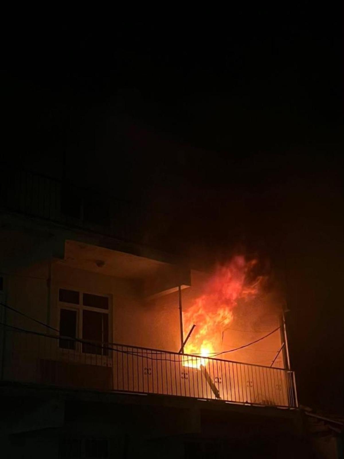 Elazığ da 3 katlı binada çıkan yangın söndürüldü 2