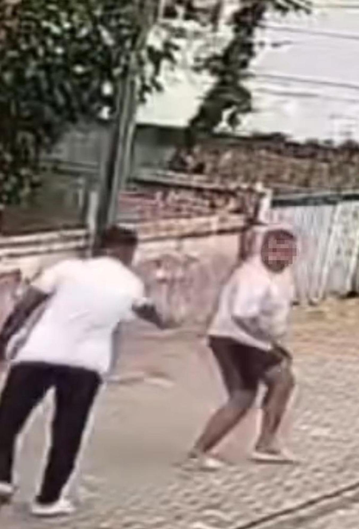Önce yumrukladı, sonra bacaklarından vurdu: O anlar kamerada 2