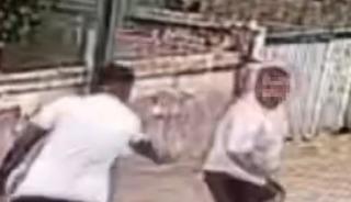&Ouml;nce yumrukladı, sonra bacaklarından vurdu: O anlar kamerada