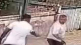 Önce yumrukladı, sonra bacaklarından vurdu: O anlar kamerada