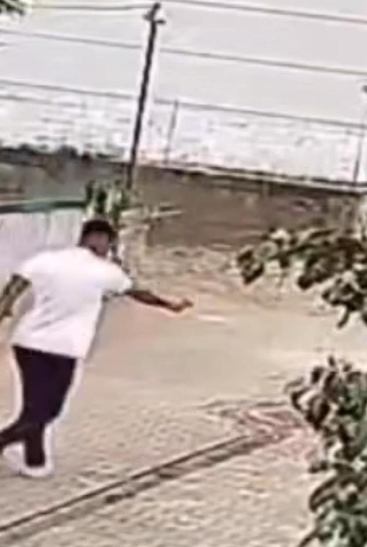 Önce yumrukladı, sonra bacaklarından vurdu: O anlar kamerada 1
