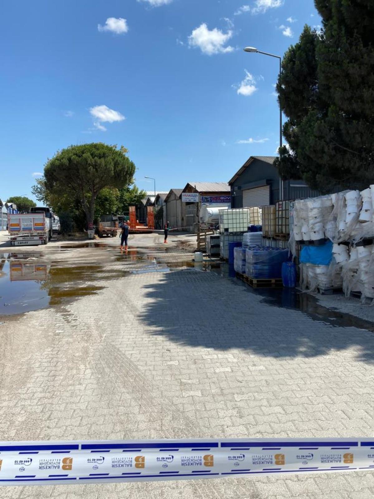 Balıkesir de yere d&ouml;k&uuml;len kimyasal madde kum emdirilerek temizlendi 2