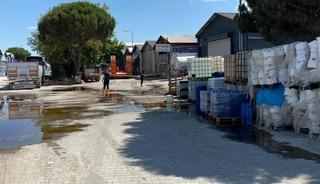 Yere d&ouml;k&uuml;len kimyasal madde kum emdirilerek temizlendi