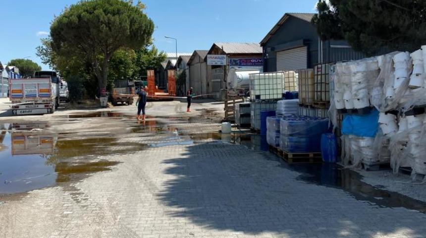 Balıkesir'de yere d&ouml;k&uuml;len kimyasal madde kum emdirilerek temizlendi