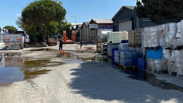 Balıkesir'de yere dökülen kimyasal madde kum emdirilerek temizlendi