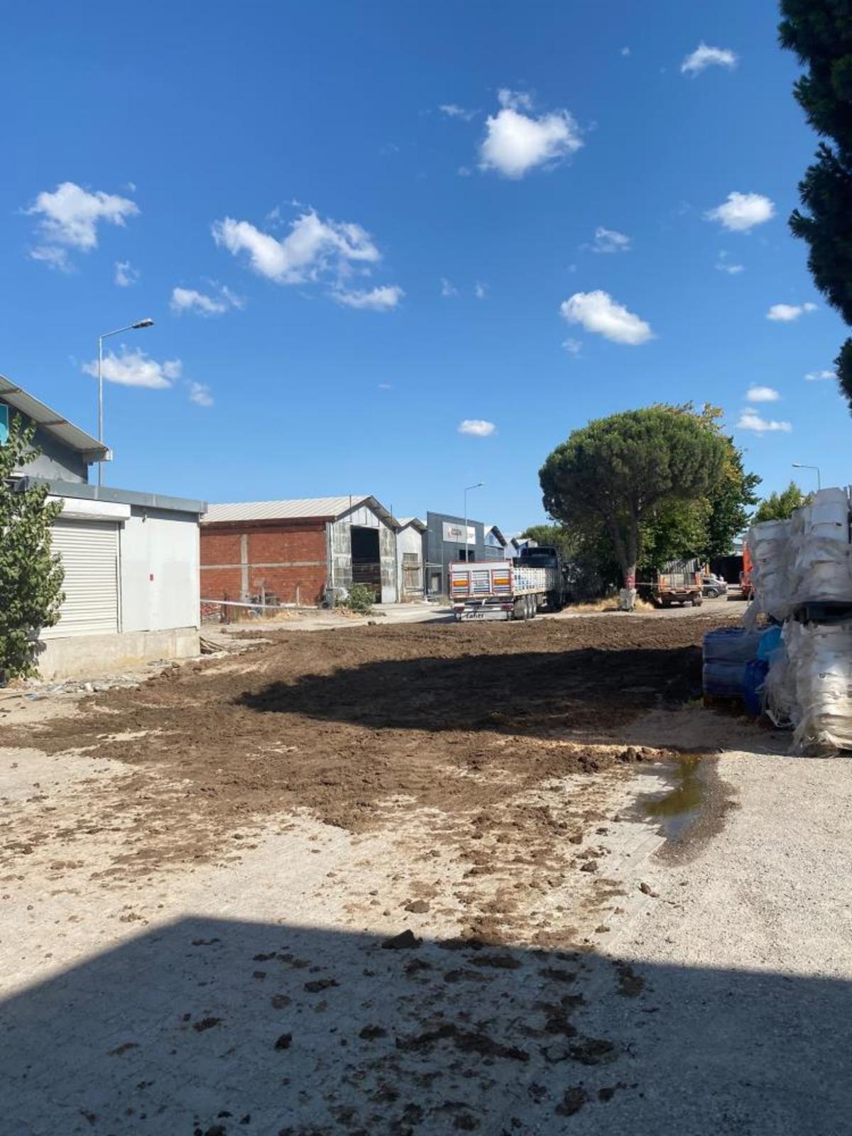 Balıkesir de yere d&ouml;k&uuml;len kimyasal madde kum emdirilerek temizlendi 3