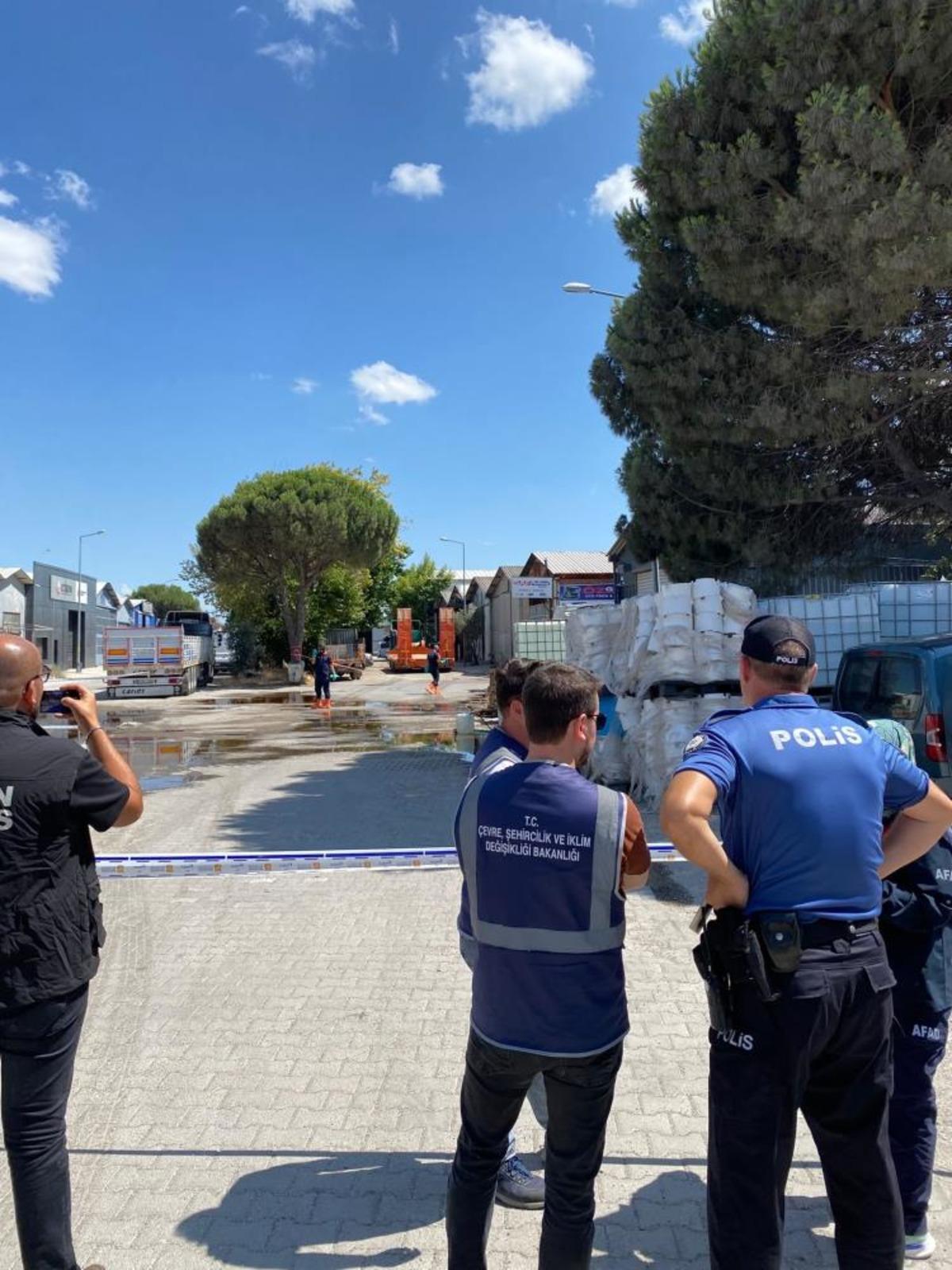 Balıkesir de yere d&ouml;k&uuml;len kimyasal madde kum emdirilerek temizlendi 4