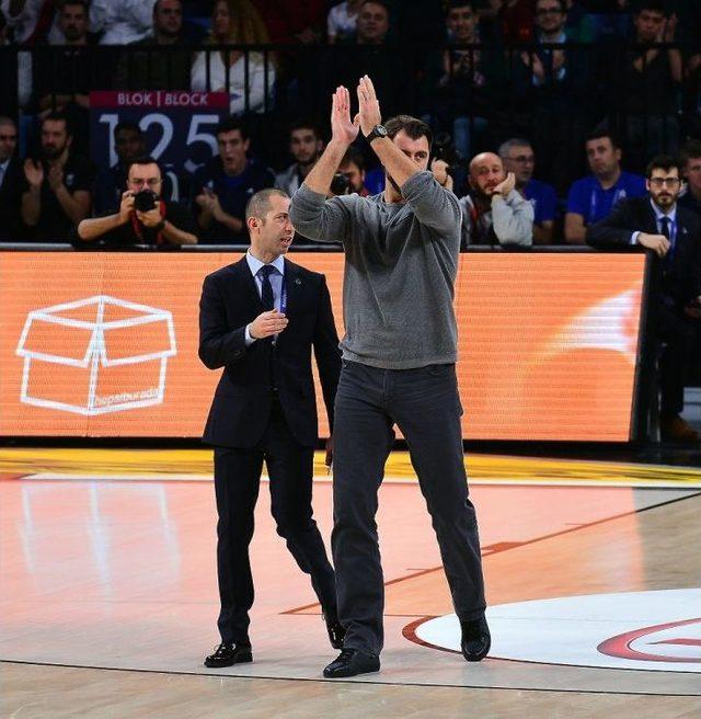 Mehmet Okur&rsquo;a Plaket Verildi 1