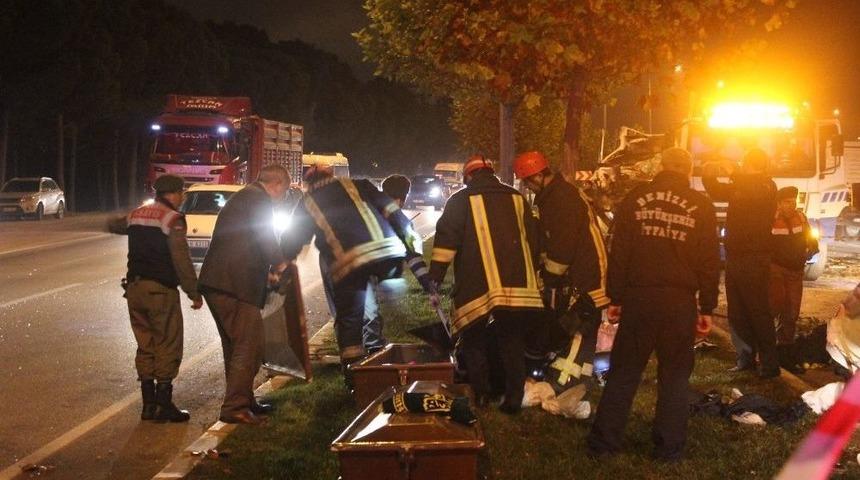 Kontrolden &Ccedil;ıkan Kamyonet Faciaya Neden Oldu: 2 &Ouml;l&uuml;, 4 Yaralı