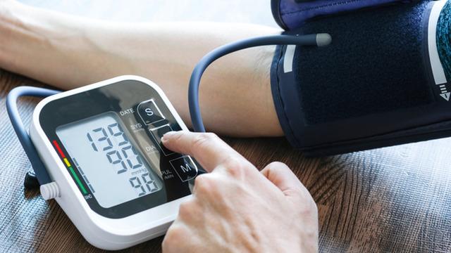 Sıcak havalarda bunu yapan tansiyon hastaları dikkat! Doktor uyardı