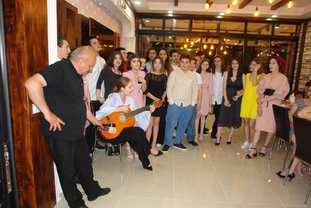 Gürcü öğrenciler mezuniyetlerini Artvin'de kutladı