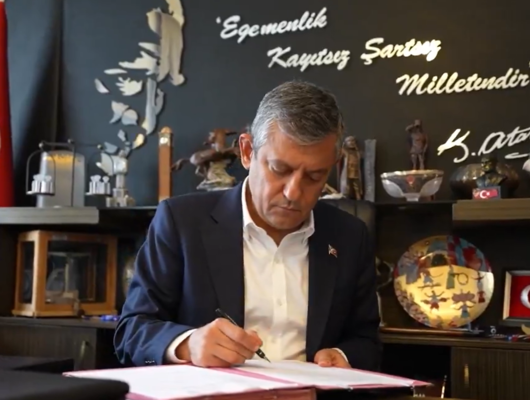 Son dakika| &Ouml;zg&uuml;r &Ouml;zel 17 yıl sonra CHP'den istifa etti! "Yeni Parti"yi resmen duyurdu